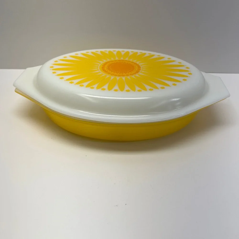 Pyrex vintage divided